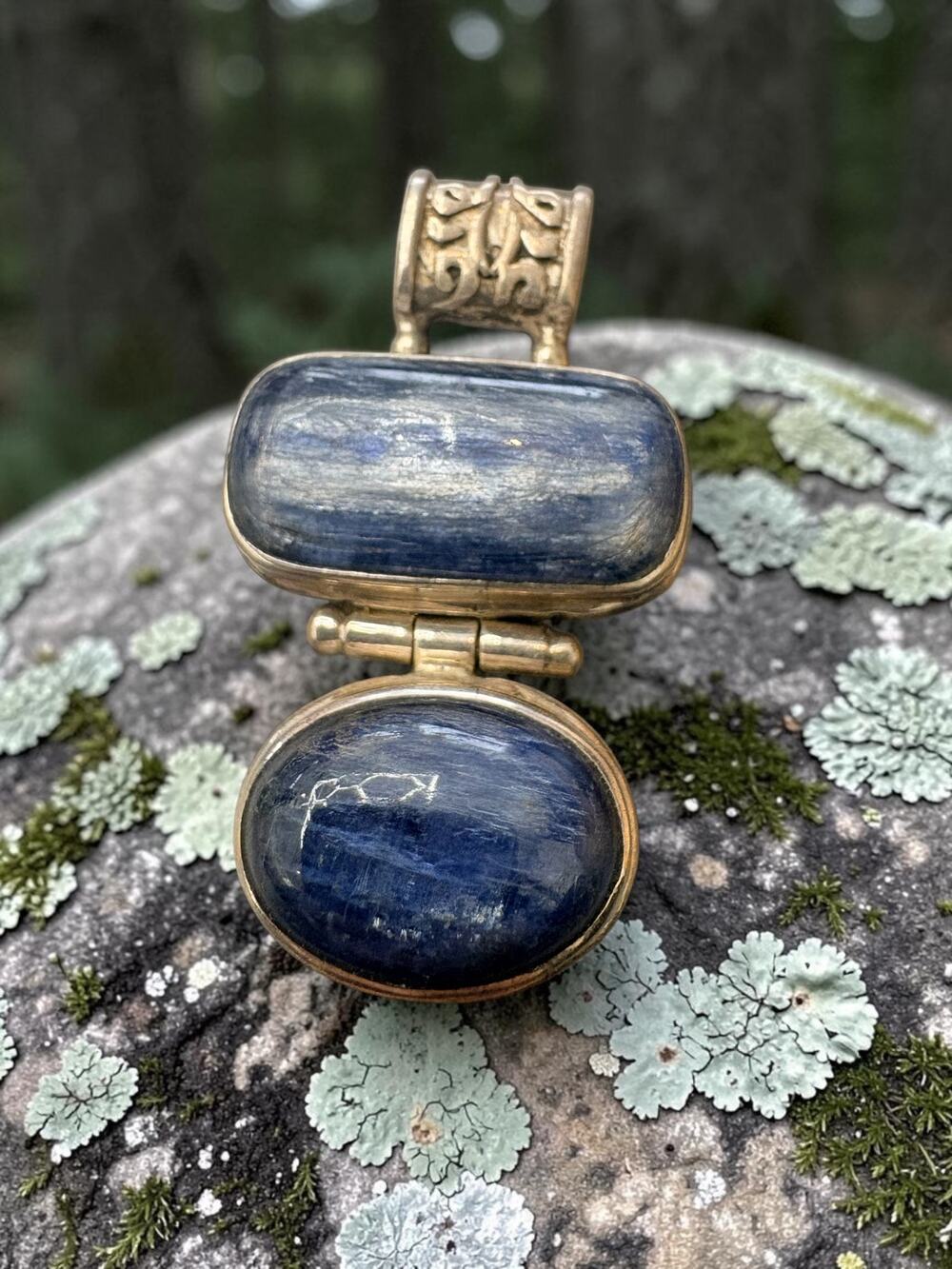 Vintage Sterling Silver Blue Kyanite Banded Stone Hinged Link Pendant Sculptural